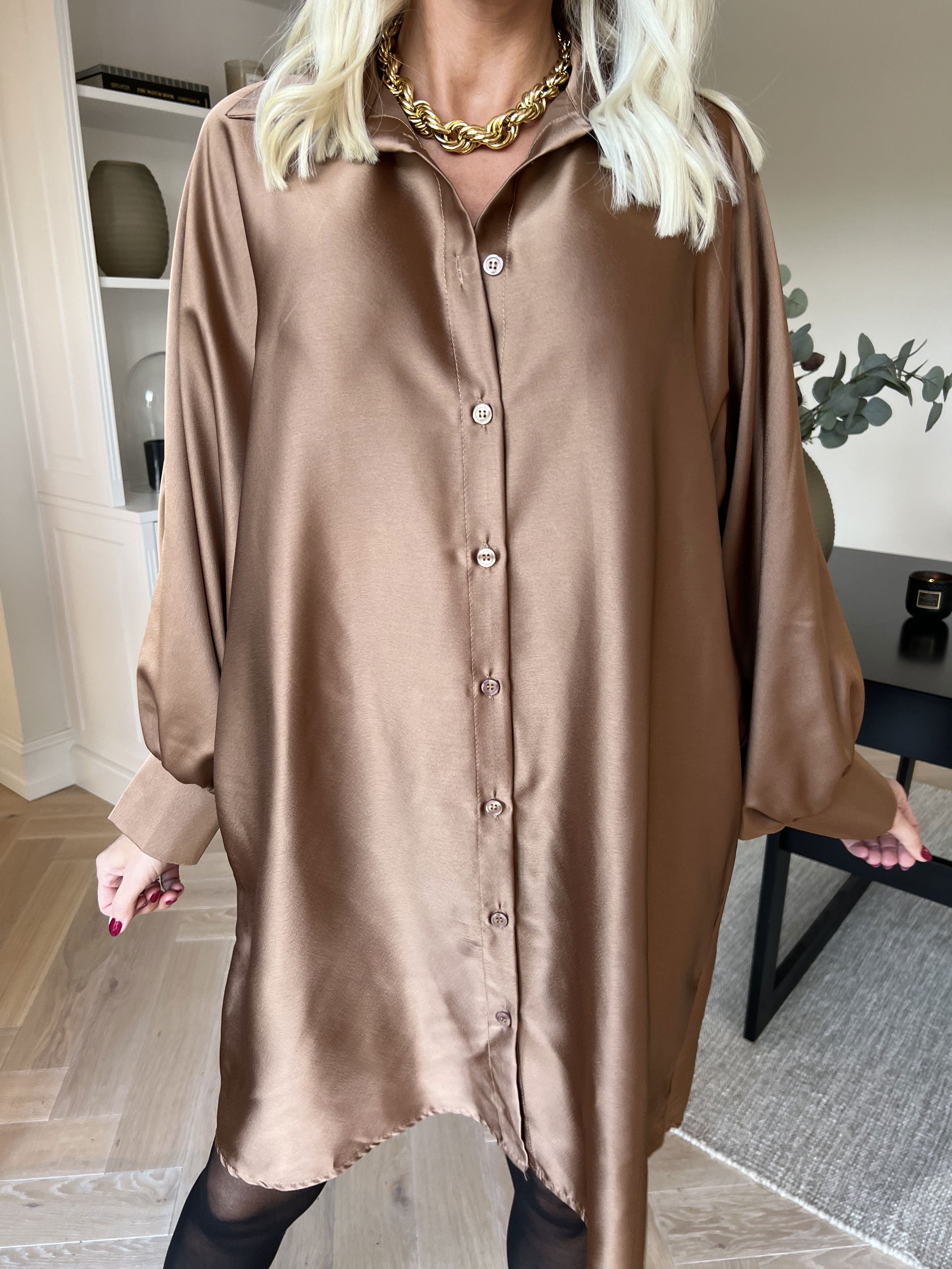 Feliciti long - Shiny skjortekjole med flagermusærmer